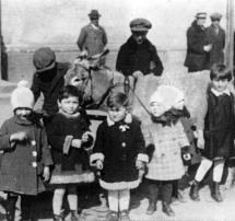 Hansi s deťmi pred kostolom piaristov v Trenčíne
